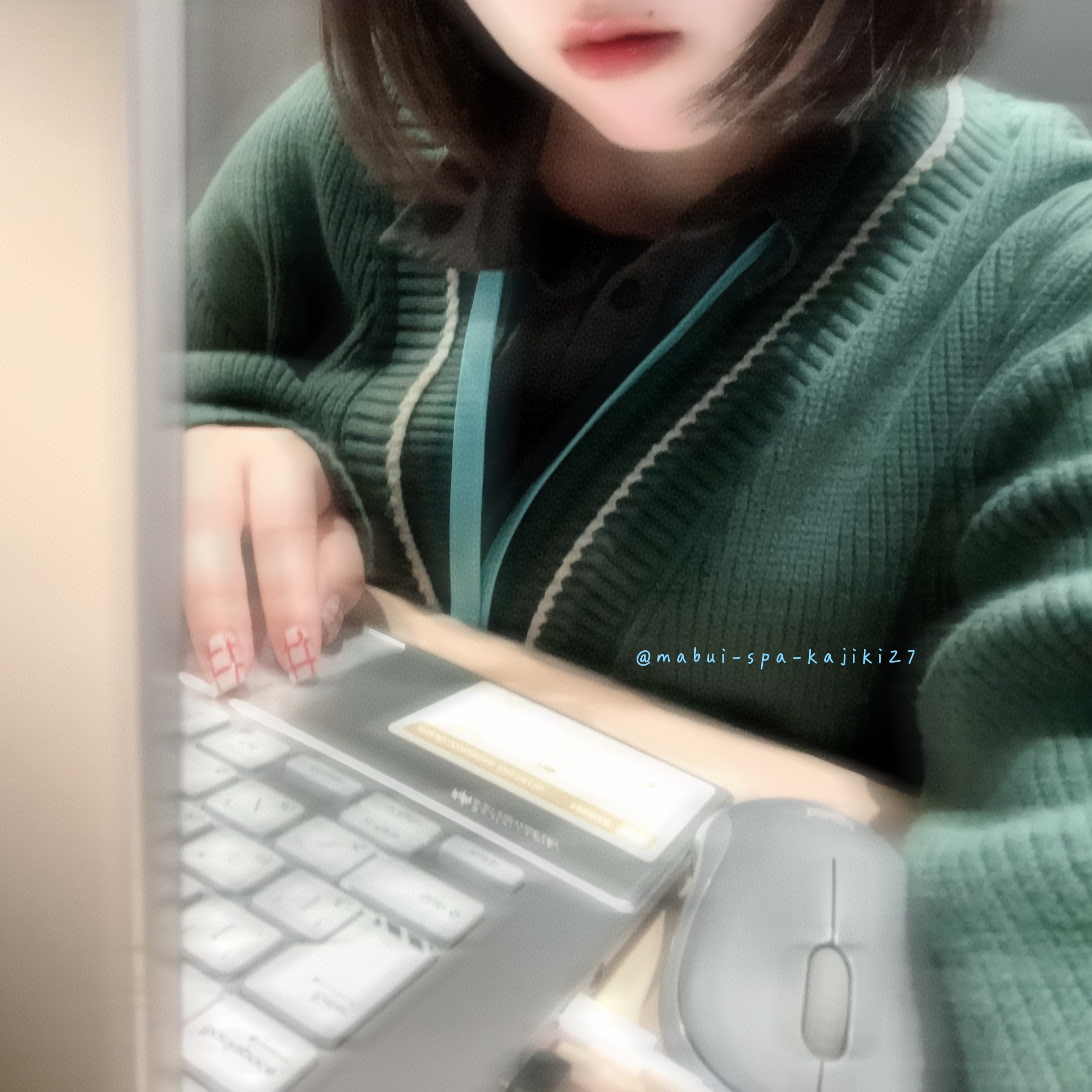 斜め前の席の同僚、梶木さんメイン画像